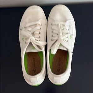 Cariuma OCA Low white canvas sneakers